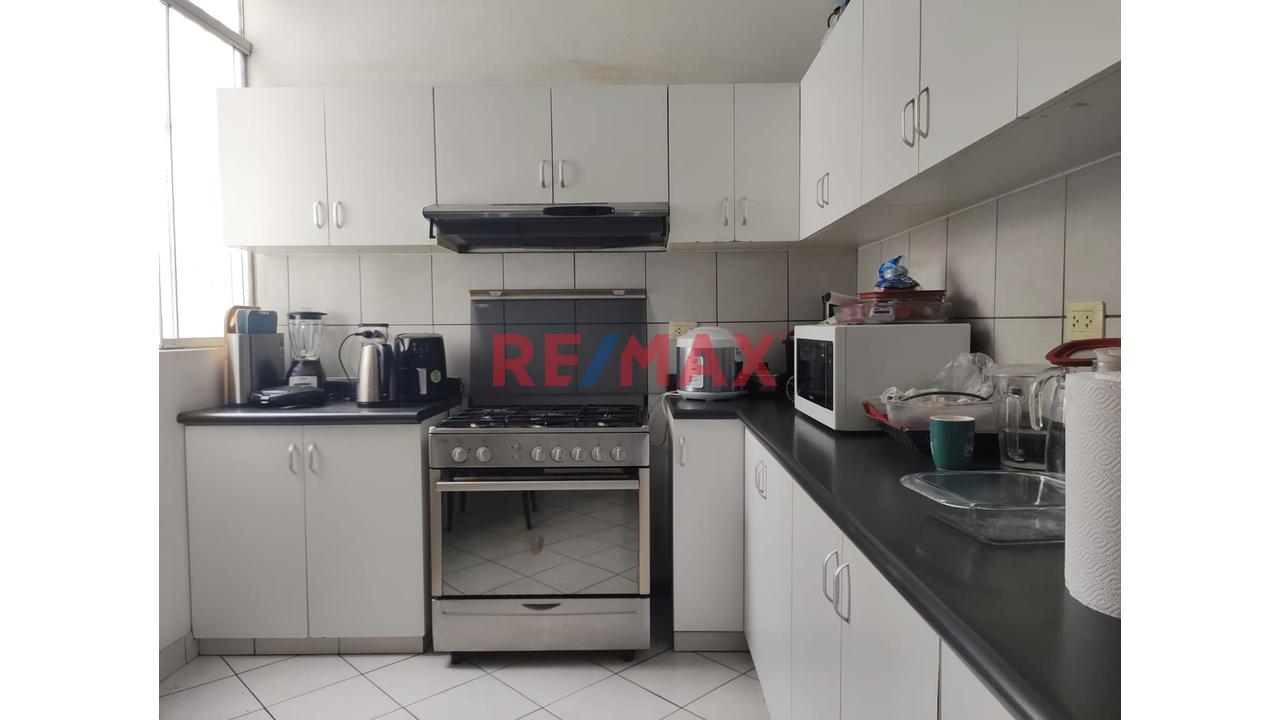 Venta De Departamento En Surquillo Con 2 Cocheras — foto 9