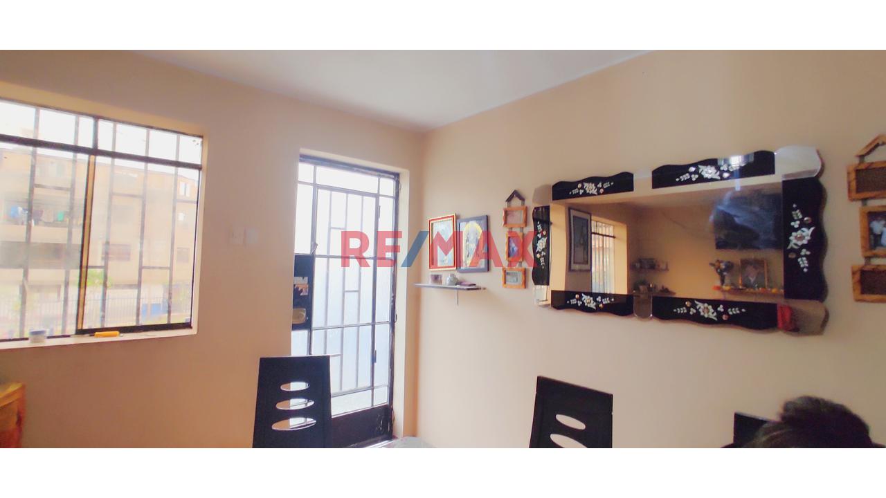 Venta De Casa De 2 Pisos Con Amplia Azotea, Frente A Parque Jazmines, En A.H. Bayovar Ampliacion, San Juan De Lurigancho, Por El Mercado La Union Av. Jose Carlos Mariategui, Cerca A La Estación Bayóva — foto 2