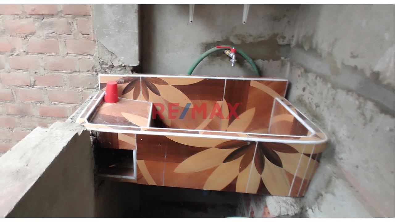 Venta De Casa De 2 Pisos Con Amplia Azotea, Frente A Parque Jazmines, En A.H. Bayovar Ampliacion, San Juan De Lurigancho, Por El Mercado La Union Av. Jose Carlos Mariategui, Cerca A La Estación Bayóva — foto 11