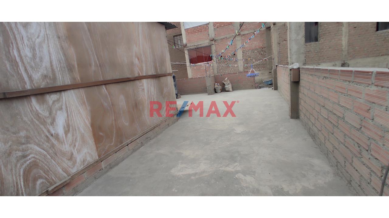 Venta De Casa De 2 Pisos Con Amplia Azotea, Frente A Parque Jazmines, En A.H. Bayovar Ampliacion, San Juan De Lurigancho, Por El Mercado La Union Av. Jose Carlos Mariategui, Cerca A La Estación Bayóva — foto 9