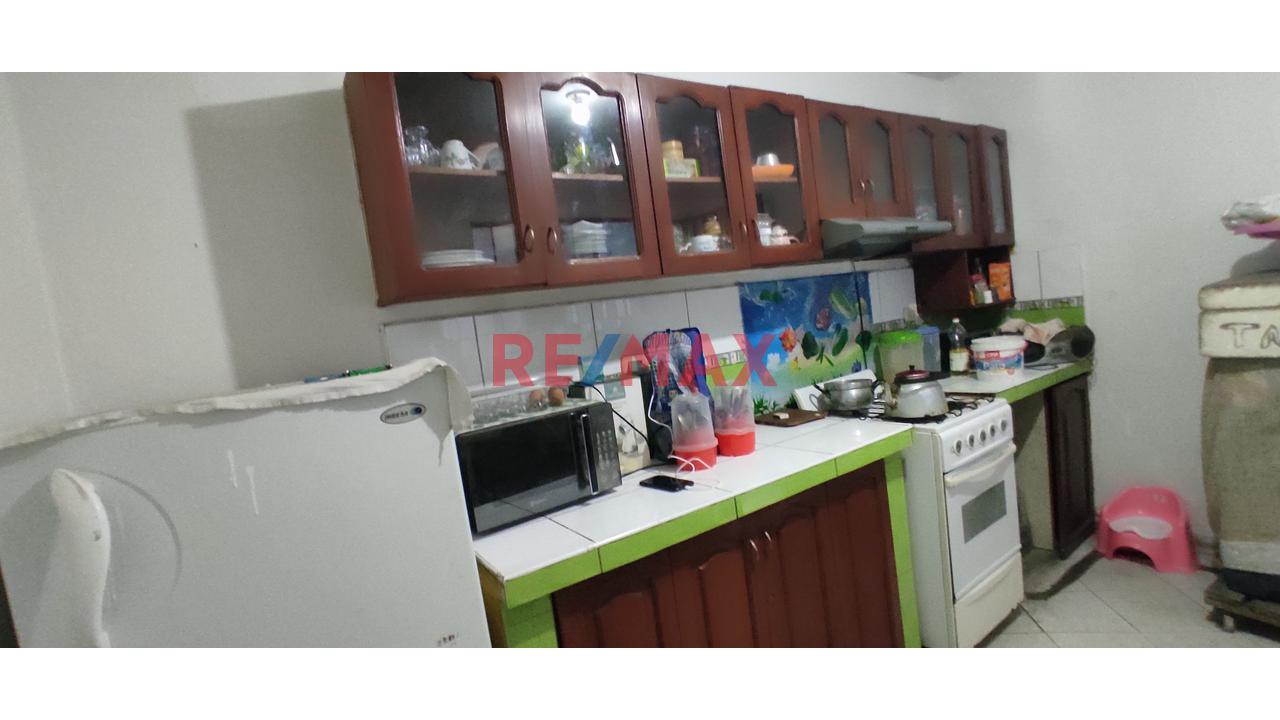 Venta De Casa De 2 Pisos Con Amplia Azotea, Frente A Parque Jazmines, En A.H. Bayovar Ampliacion, San Juan De Lurigancho, Por El Mercado La Union Av. Jose Carlos Mariategui, Cerca A La Estación Bayóva — foto 3