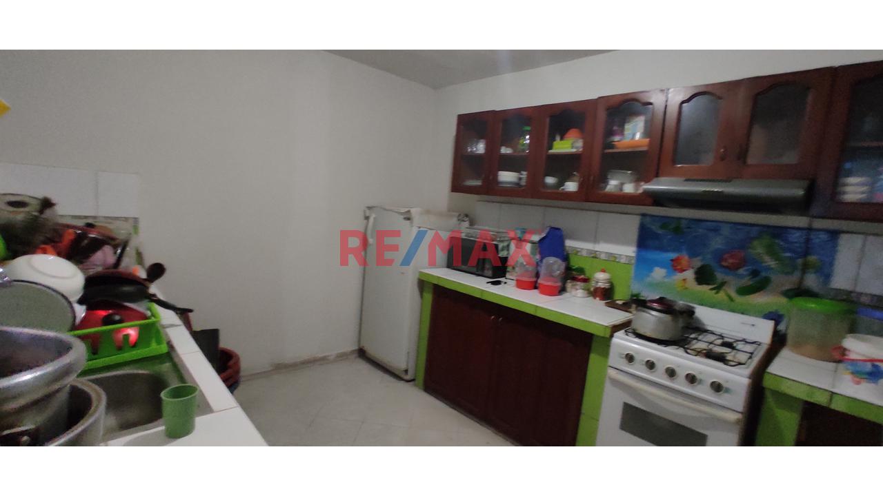 Venta De Casa De 2 Pisos Con Amplia Azotea, Frente A Parque Jazmines, En A.H. Bayovar Ampliacion, San Juan De Lurigancho, Por El Mercado La Union Av. Jose Carlos Mariategui, Cerca A La Estación Bayóva — foto 4