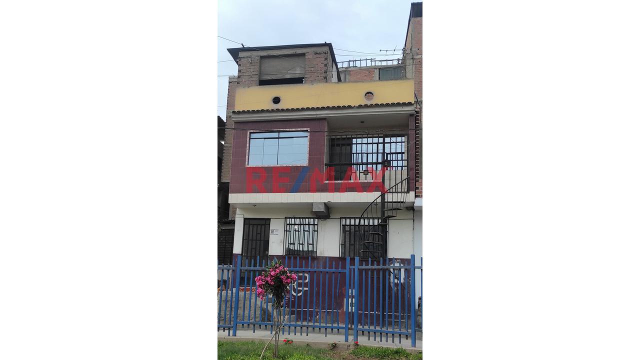 Venta De Casa De 2 Pisos Con Amplia Azotea, Frente A Parque Jazmines, En A.H. Bayovar Ampliacion, San Juan De Lurigancho, Por El Mercado La Union Av. Jose Carlos Mariategui, Cerca A La Estación Bayóva