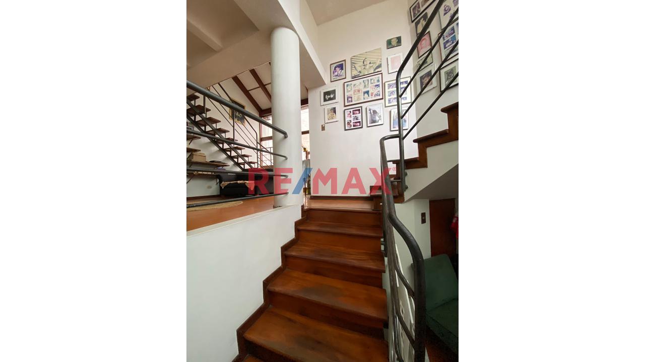 Venta De Encantador Duplex Mas Dos Estacionamientos En Calle Buenos Aires , Miraflores🏠 - 3