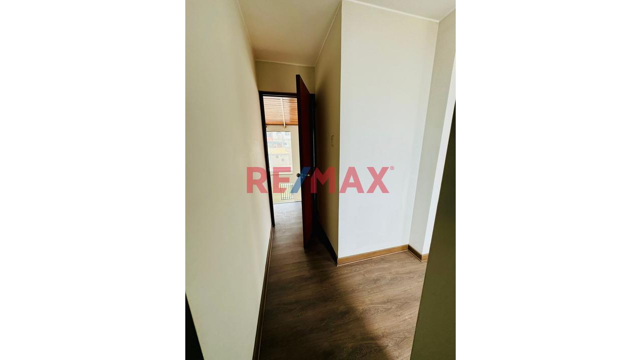 Venta De Triplex Desde El Segundo Piso Hacia Arriba , Con Excelente Ubicación A Una Cudra De Tinoco Con Camino Del Inca - 7