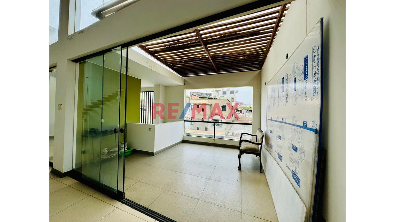 Venta De Triplex Desde El Segundo Piso Hacia Arriba , Con Excelente Ubicación A Una Cudra De Tinoco Con Camino Del Inca - 3