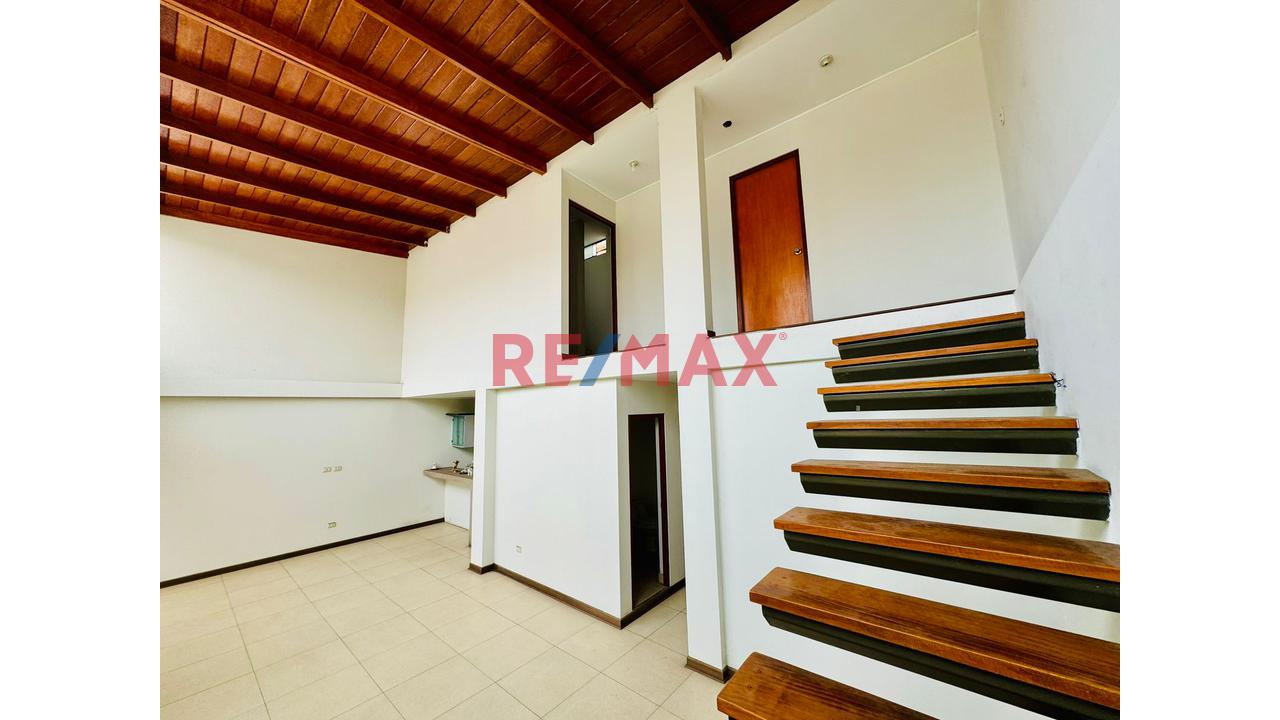 Venta De Triplex Desde El Segundo Piso Hacia Arriba , Con Excelente Ubicación A Una Cudra De Tinoco Con Camino Del Inca - 2