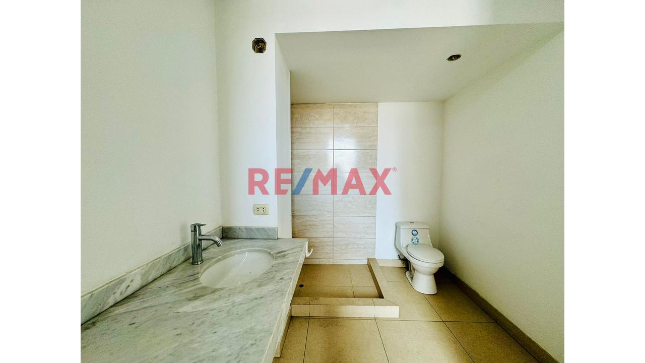 Venta De Triplex Desde El Segundo Piso Hacia Arriba , Con Excelente Ubicación A Una Cudra De Tinoco Con Camino Del Inca - 9