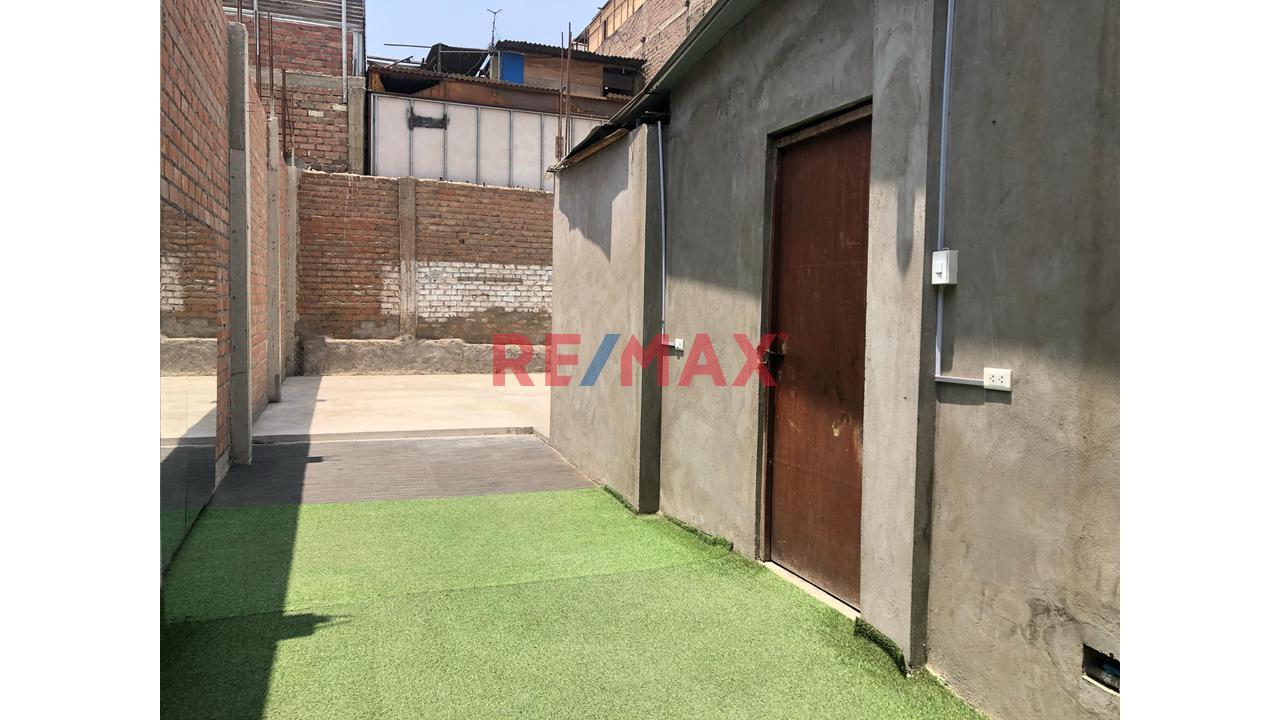 Venta De Local En La Av. Wiesse Paradero 7 De Mariscal Caceres En Sjl - 16