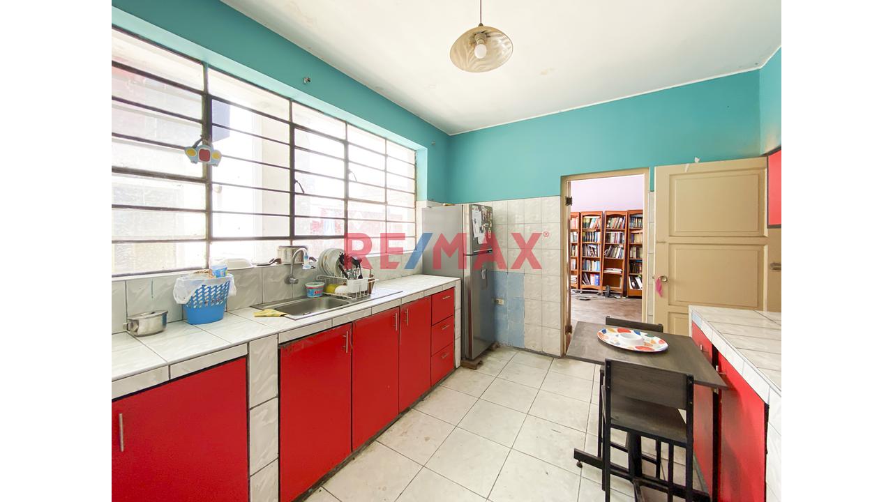 Inversion : Casa Chorrillos Con 8 Habitaciones Para Alquilar - 21