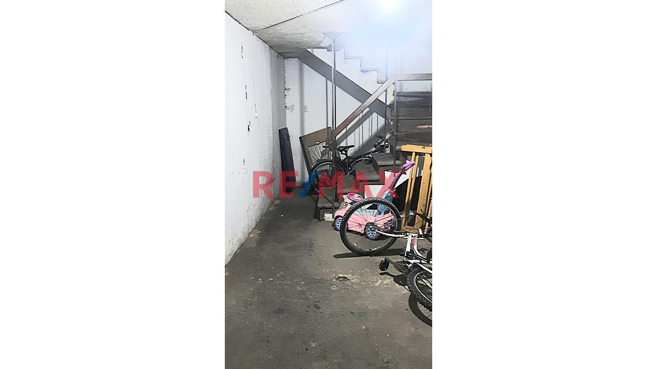 Se Vende Local Comercial En Cuadra 18 De Av Parinacochas, La Victoria. - 2