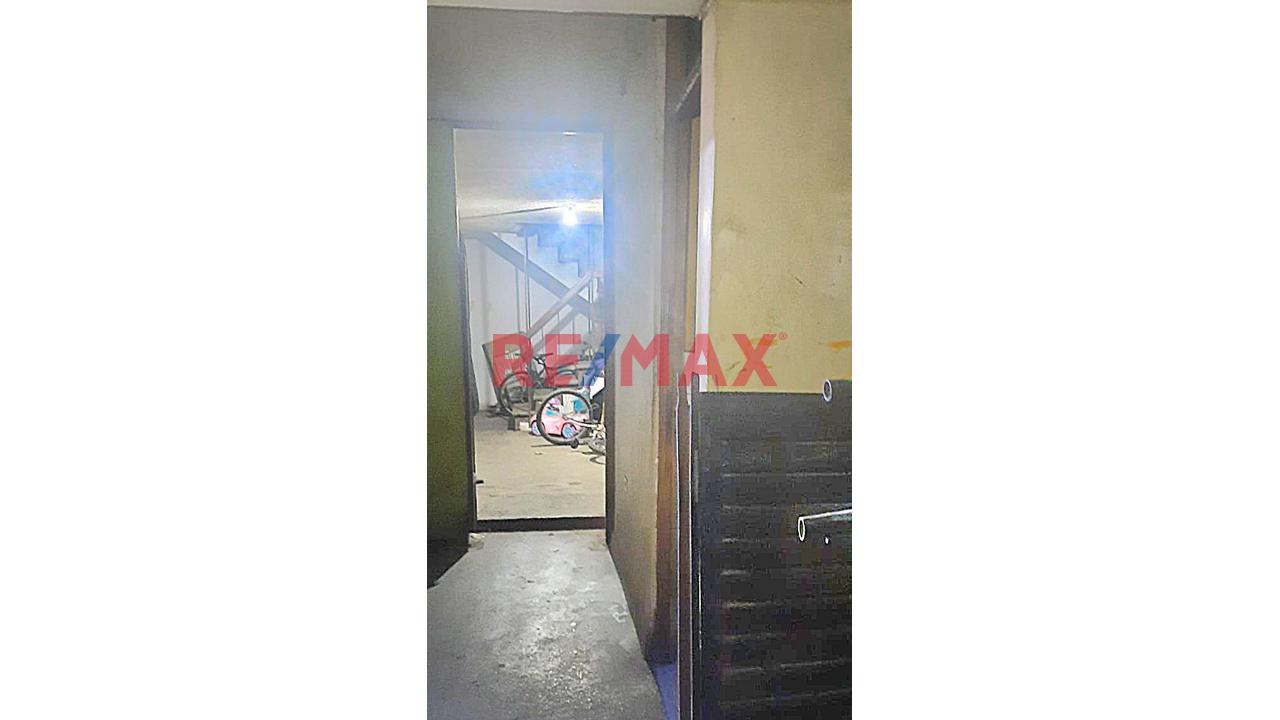 Se Vende Local Comercial En Cuadra 18 De Av Parinacochas, La Victoria. - 12