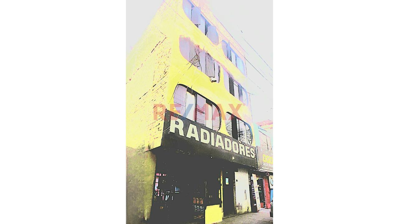 Se Vende Local Comercial En Cuadra 18 De Av Parinacochas, La Victoria. - 1
