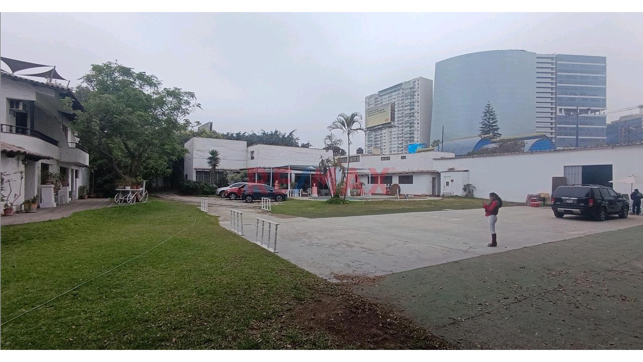 Se Vende Casa / Terreno Grande De 3236.76 Mt En Av El Derby Surco Para Vivienda, Proyecto O Inversion — foto 2