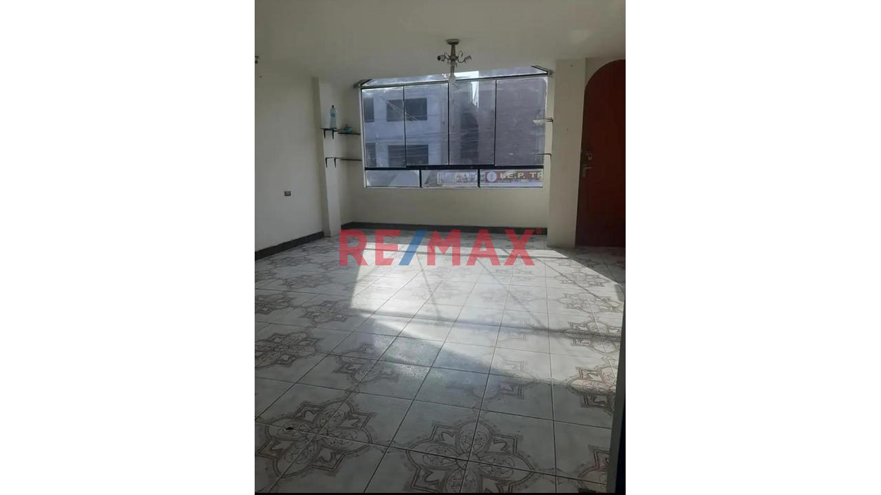 Se Vende Amplia Casa De 3 Pisos En San Juan De Lurigancho
