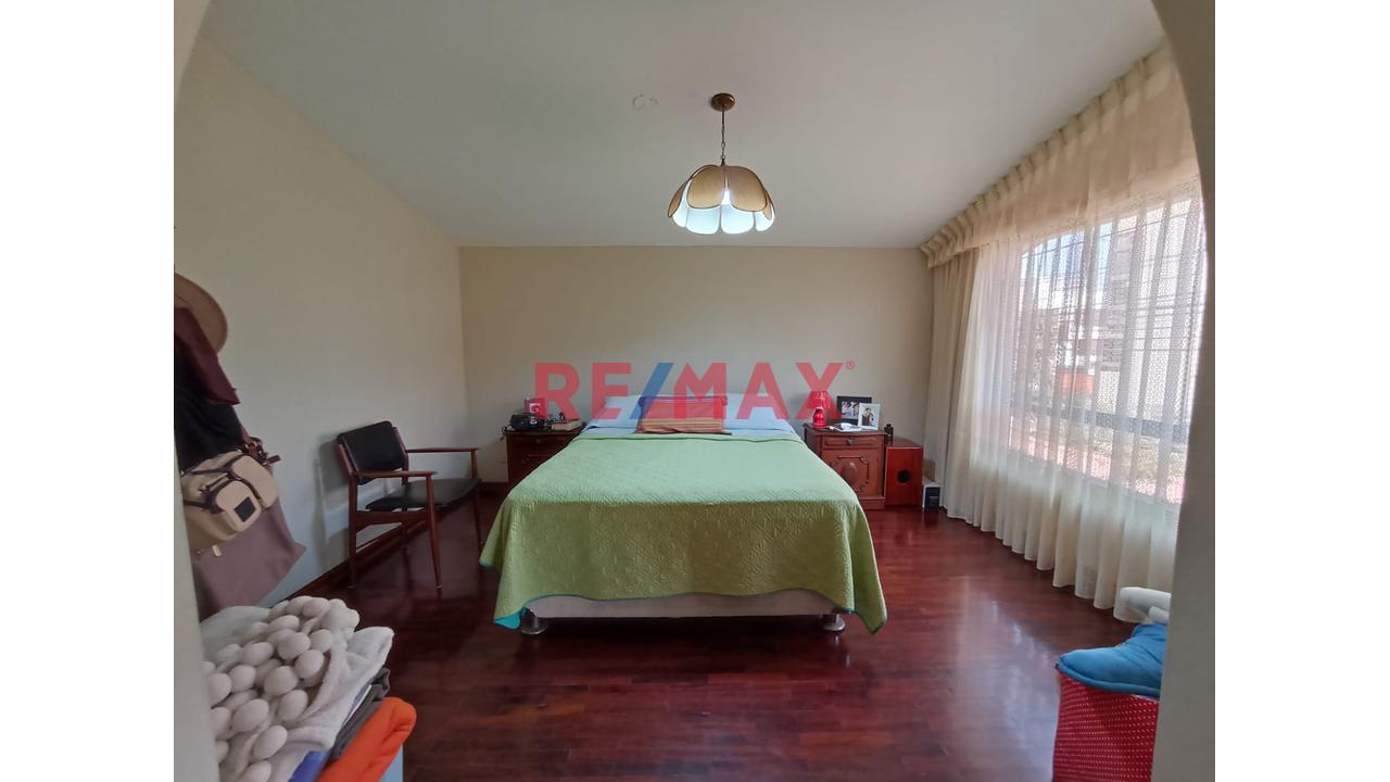 Amplio Casa ubicado en Santiago De Surco Amplio Casa ubicado en Santiago De Surco
