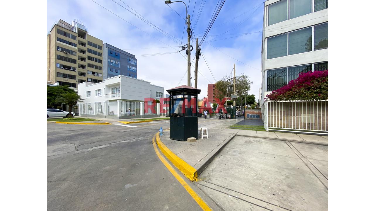 Casa Remodelada En Pleno Centro De San Isidro Con Seguridad 24/7 - 3