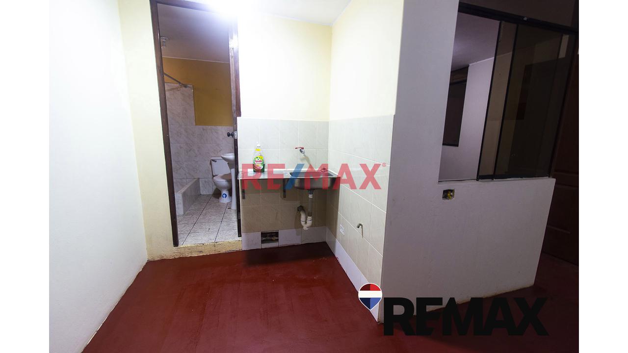Se Vende Casa De Tres Pisos Con Dos Locales Comerciales En Avenida En San Juan De Miraflores - 12