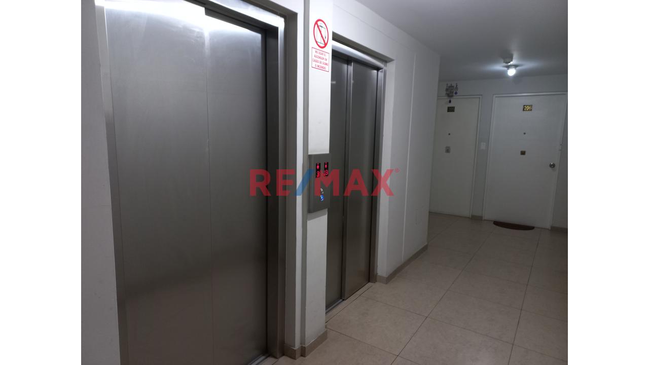 Venta De Moderno Departamento En Urb. Santa Beatriz — foto 4