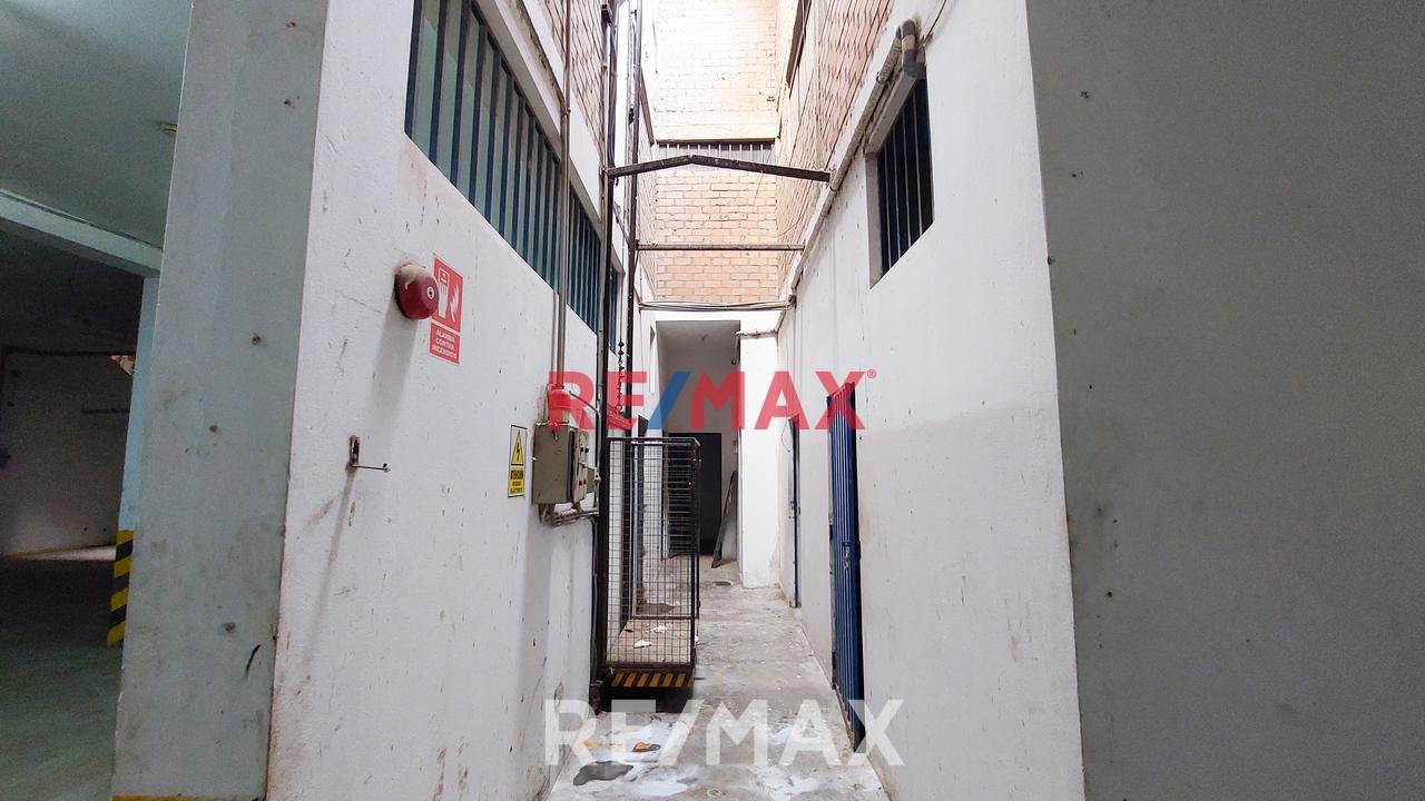 Local Industrial | Ac 900 M2| A Pasos De Av. Nestor Gambetta - 8