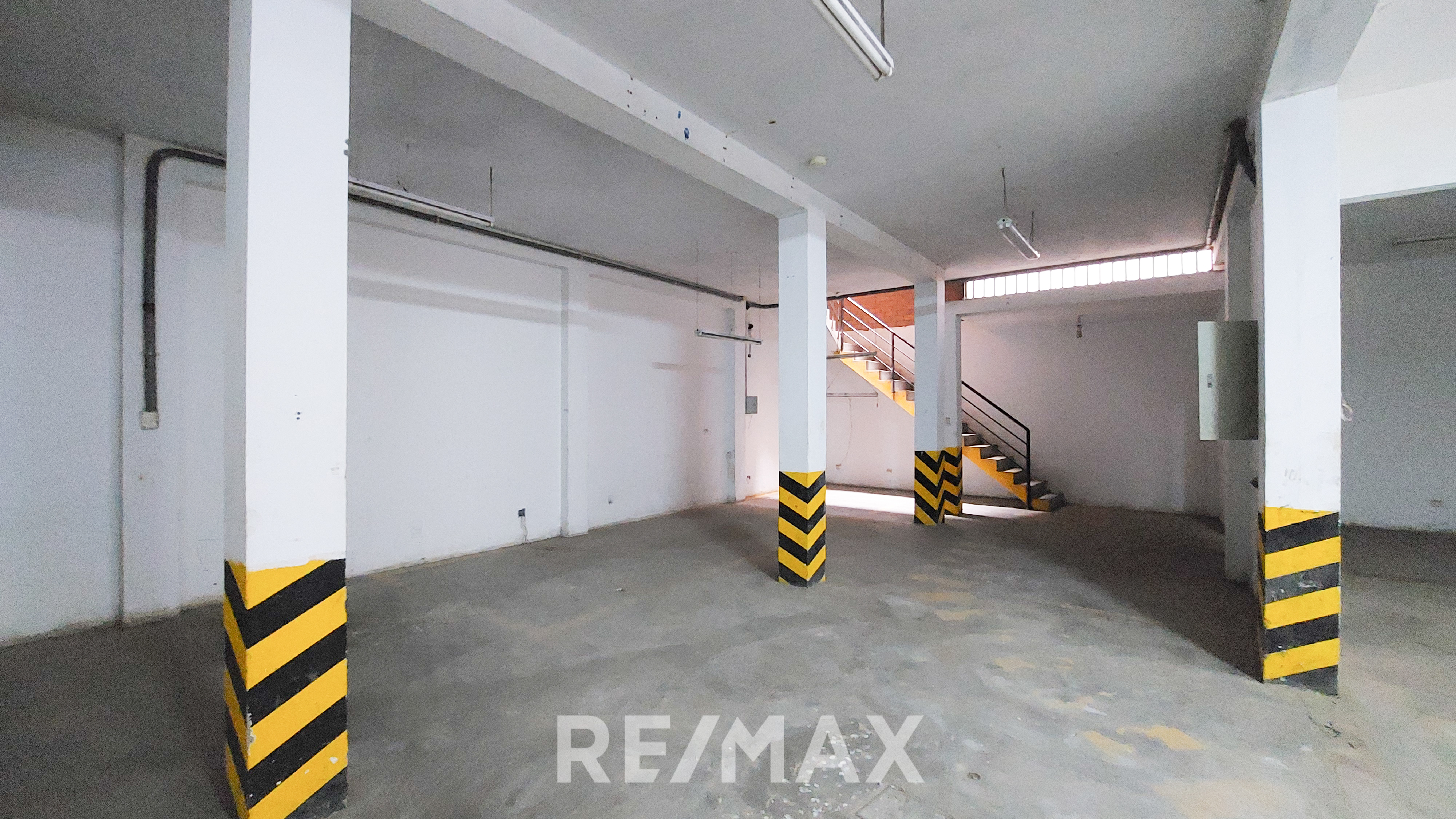 Local Industrial | Ac 900 M2| A Pasos De Av. Nestor Gambetta