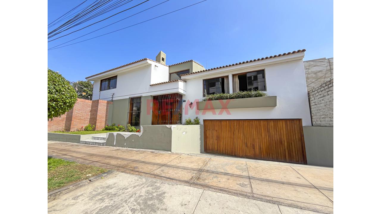Casa De 2 Pisos En Venta En Esquina En Surco