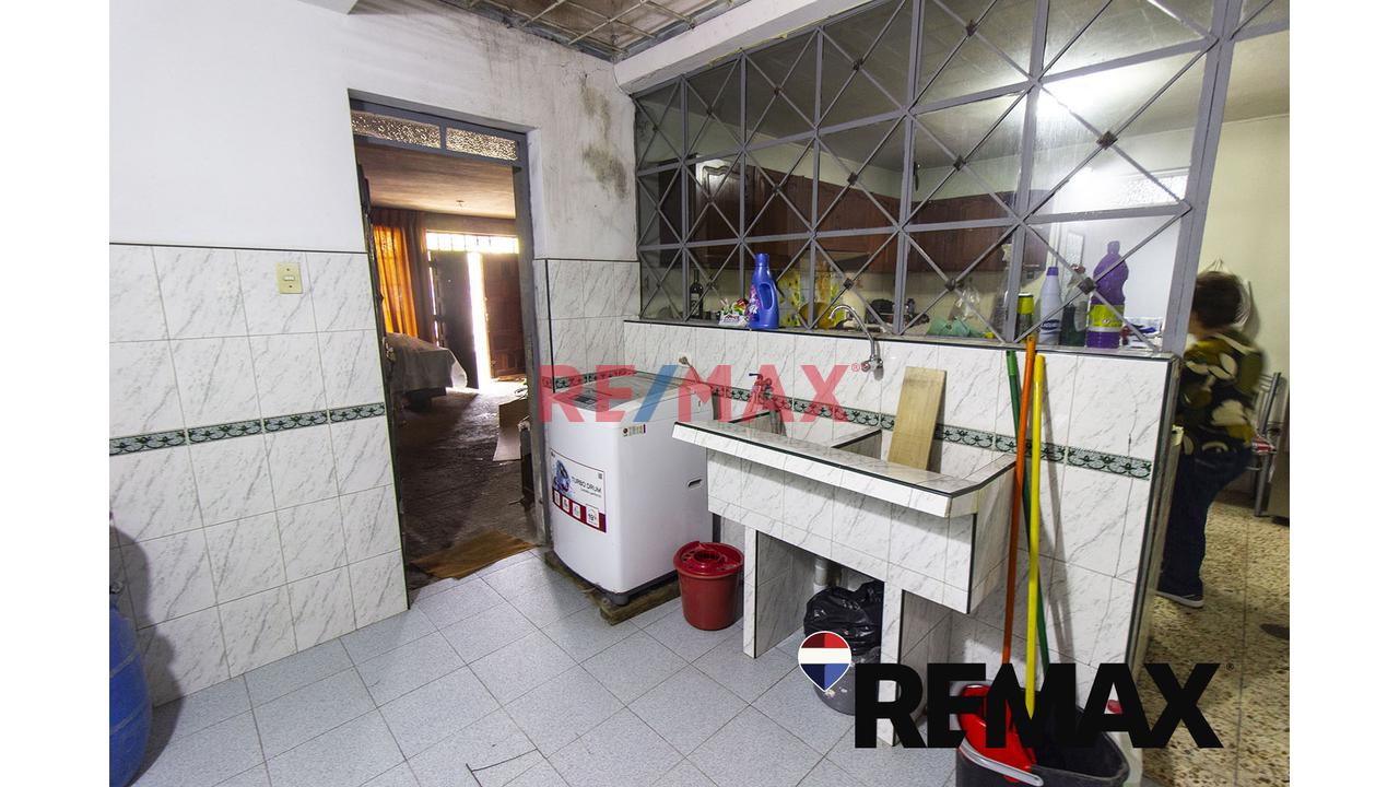 Se Vende Amplio Terreno En Villa Maria Del Triunfo - 15