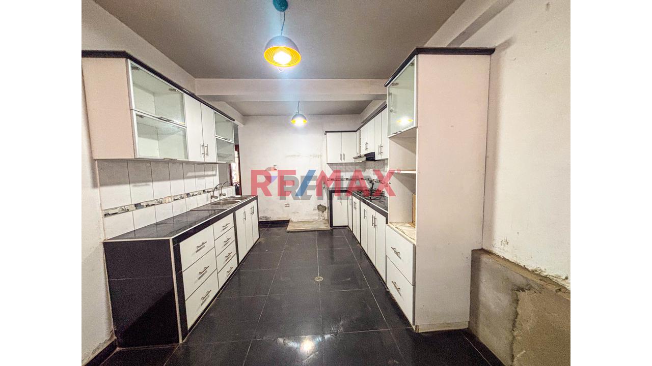 Se Vende Amplia Casa De 2 Pisos + Local Comercial En Puente Piedra - 4