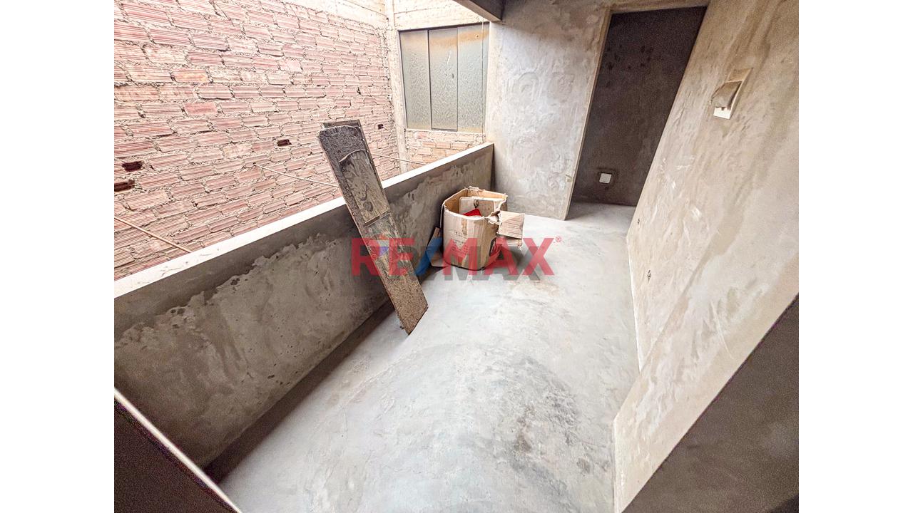 Se Vende Amplia Casa De 2 Pisos + Local Comercial En Puente Piedra - 11