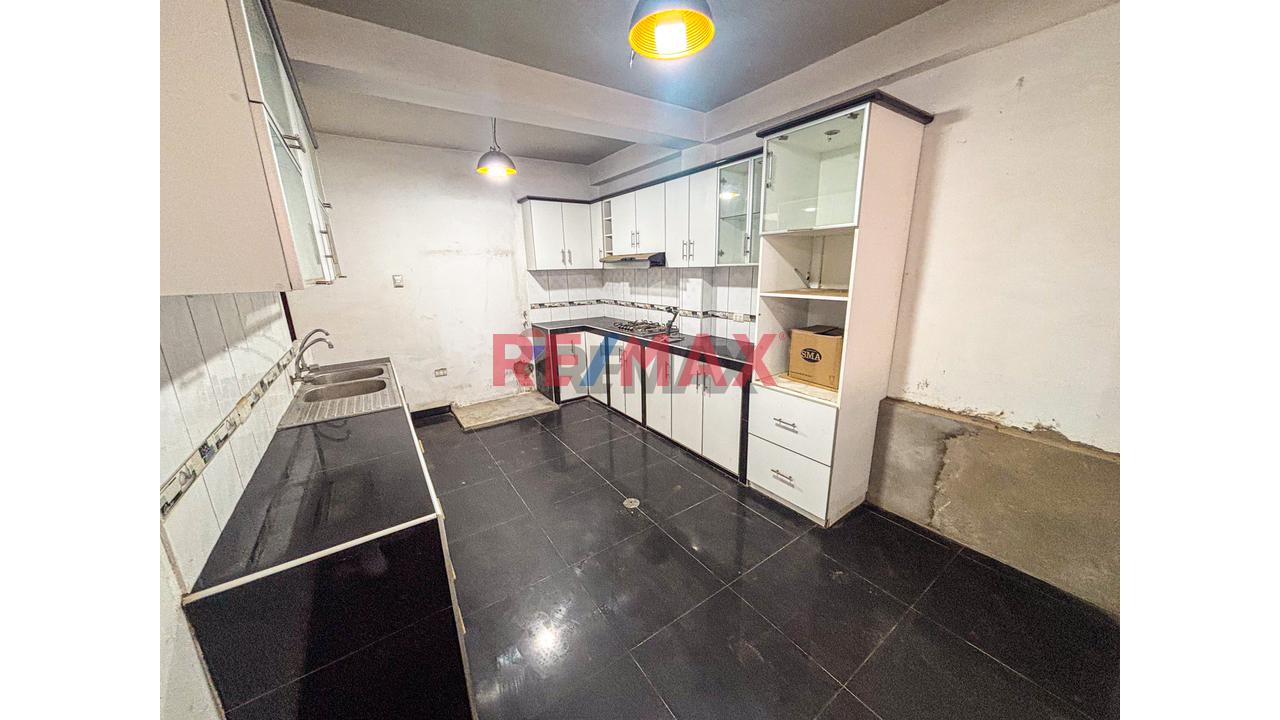 Se Vende Amplia Casa De 2 Pisos + Local Comercial En Puente Piedra - 2