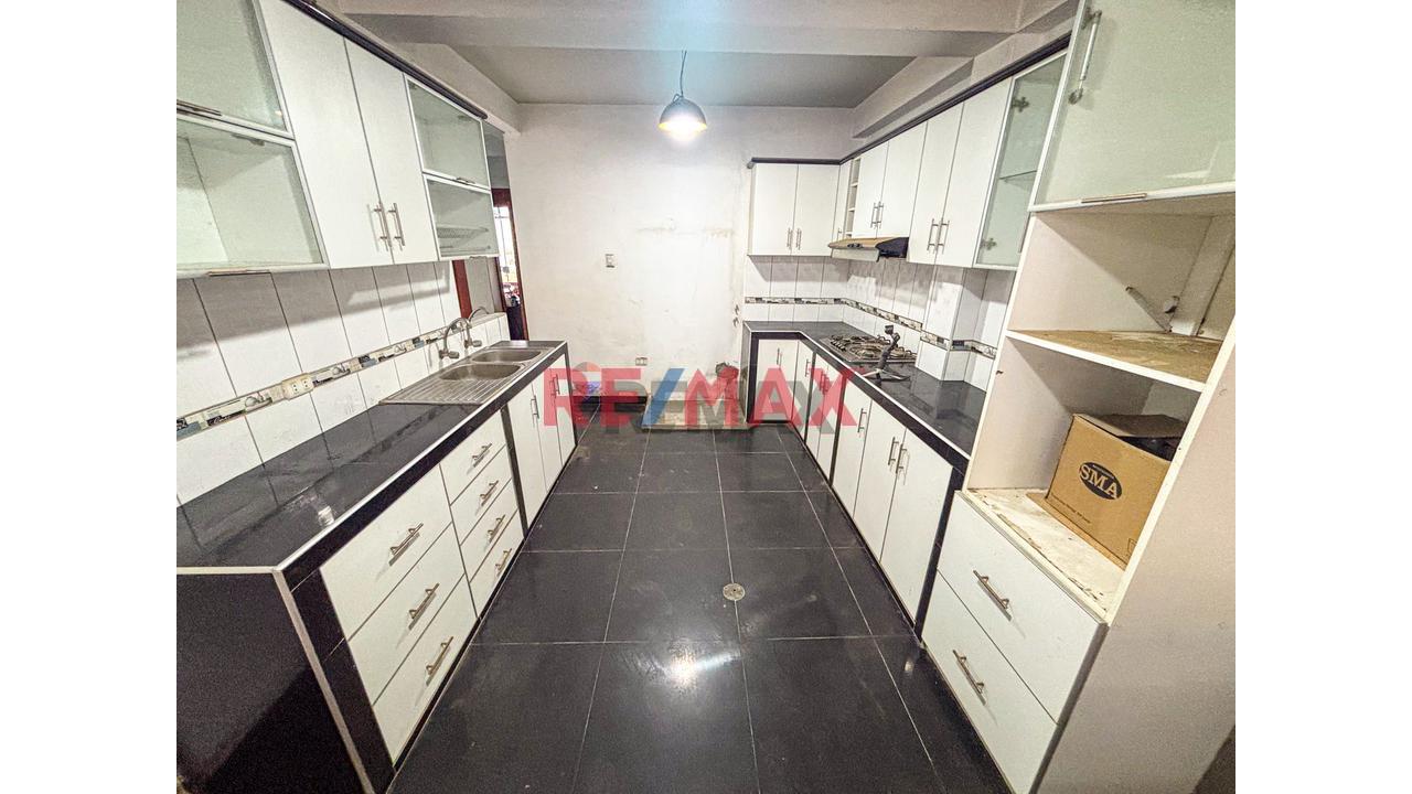 Se Vende Amplia Casa De 2 Pisos + Local Comercial En Puente Piedra - 1