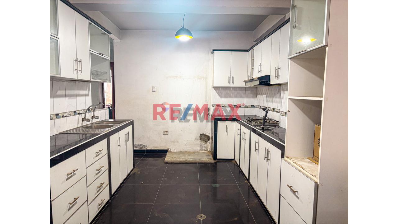 Se Vende Amplia Casa De 2 Pisos + Local Comercial En Puente Piedra - 5