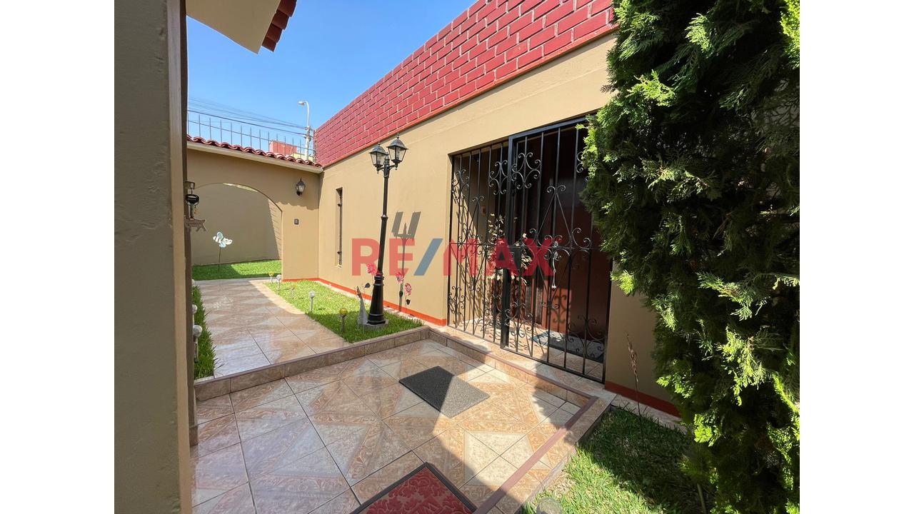 ¡Amplia Casa En Esquina En Venta En San Miguel! - 2