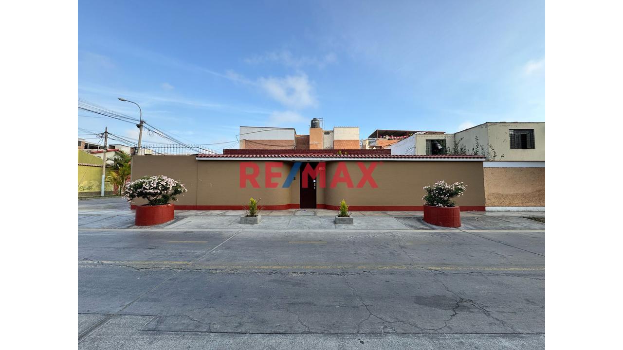 ¡Amplia Casa En Esquina En Venta En San Miguel! - 1