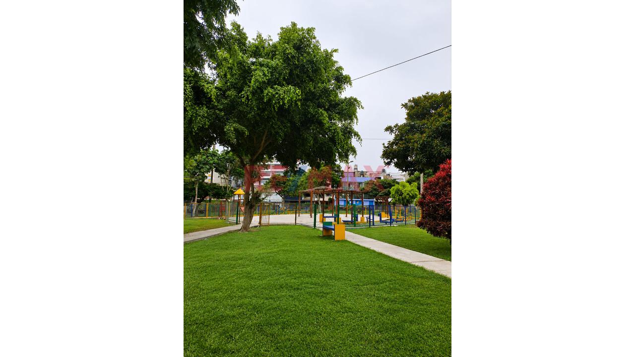 Se Vende Casa De  3 Pisos   A Espalda  De  Idat De La Av. Tomas Valle  Urb. San Amadeo De Garagay . — foto 8