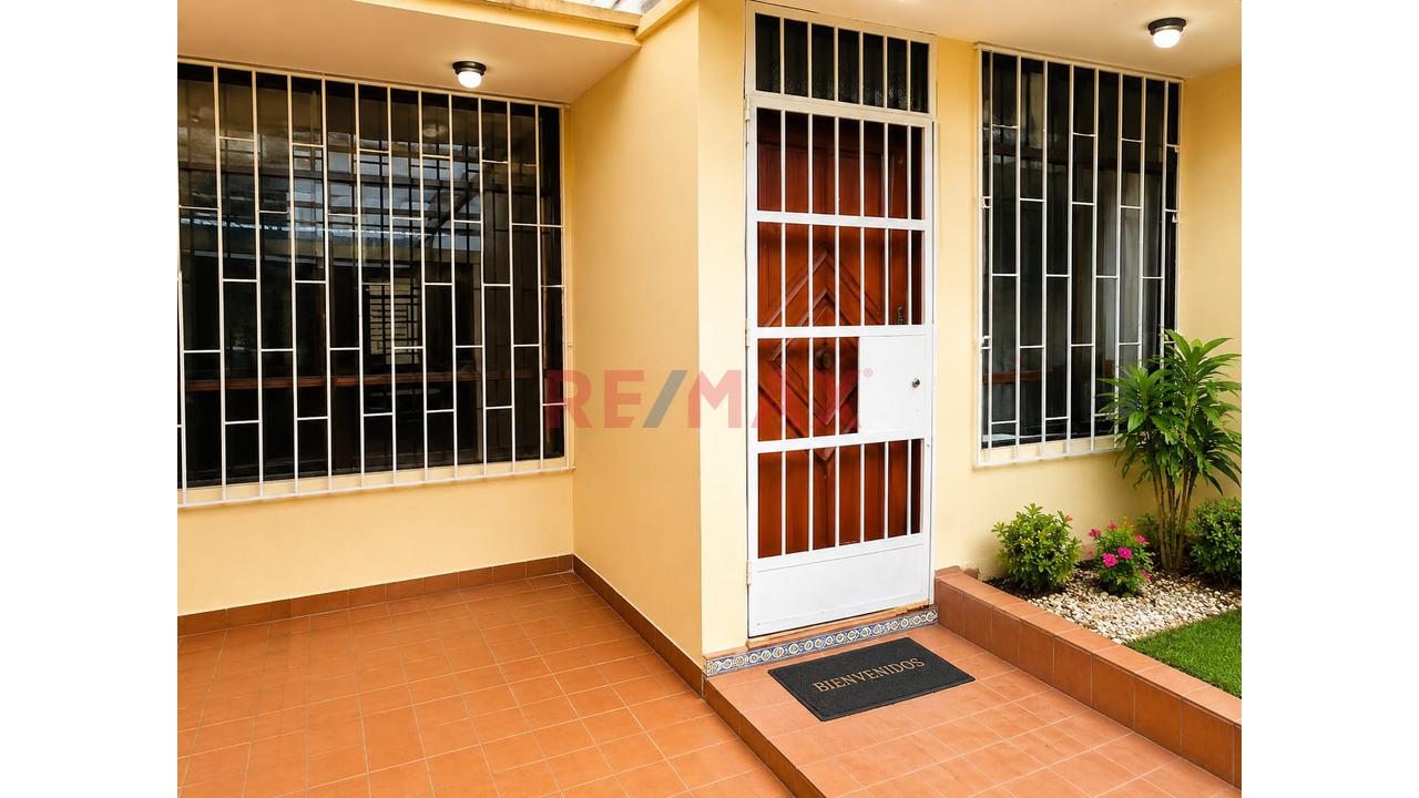 Se Vende Casa De  3 Pisos   A Espalda  De  Idat De La Av. Tomas Valle  Urb. San Amadeo De Garagay . — foto 2