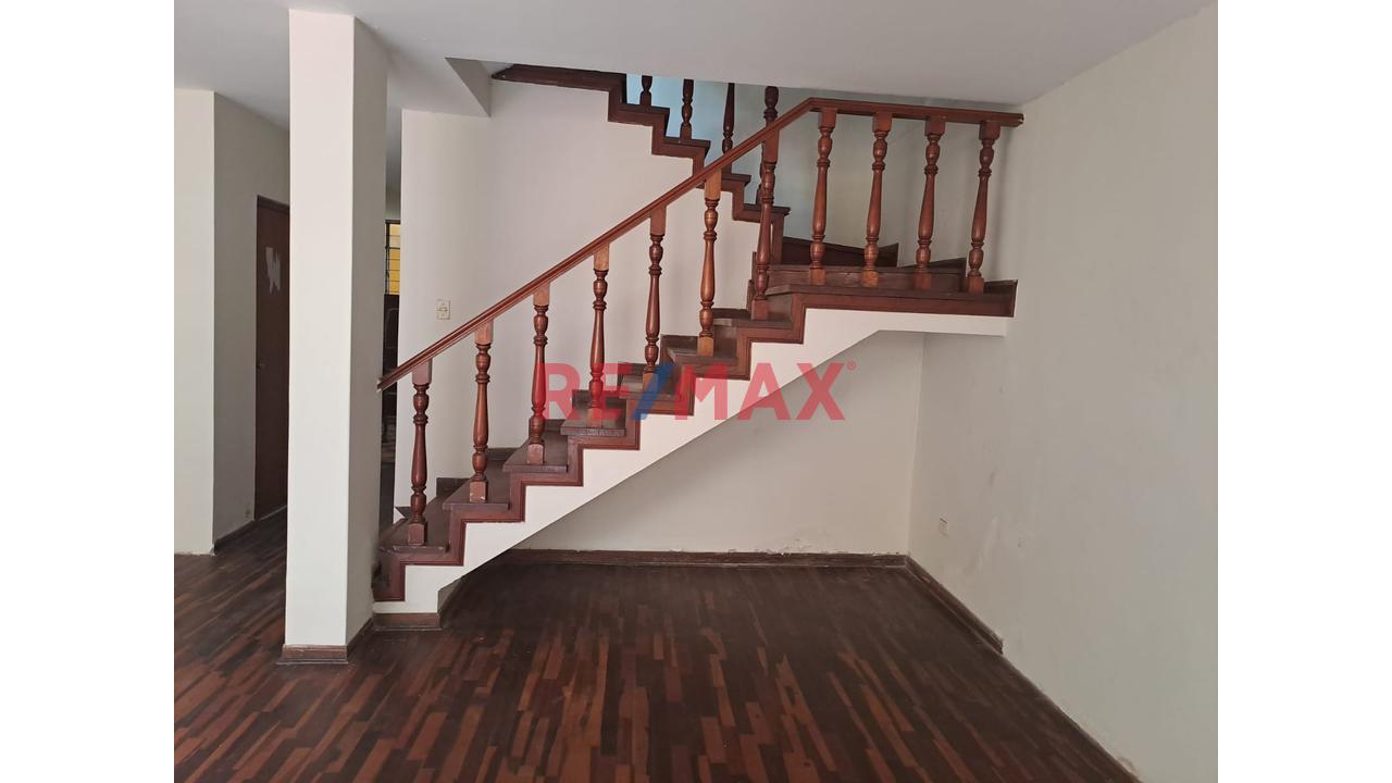 Se Vende Casa De  3 Pisos   A Espalda  De  Idat De La Av. Tomas Valle  Urb. San Amadeo De Garagay . — foto 3