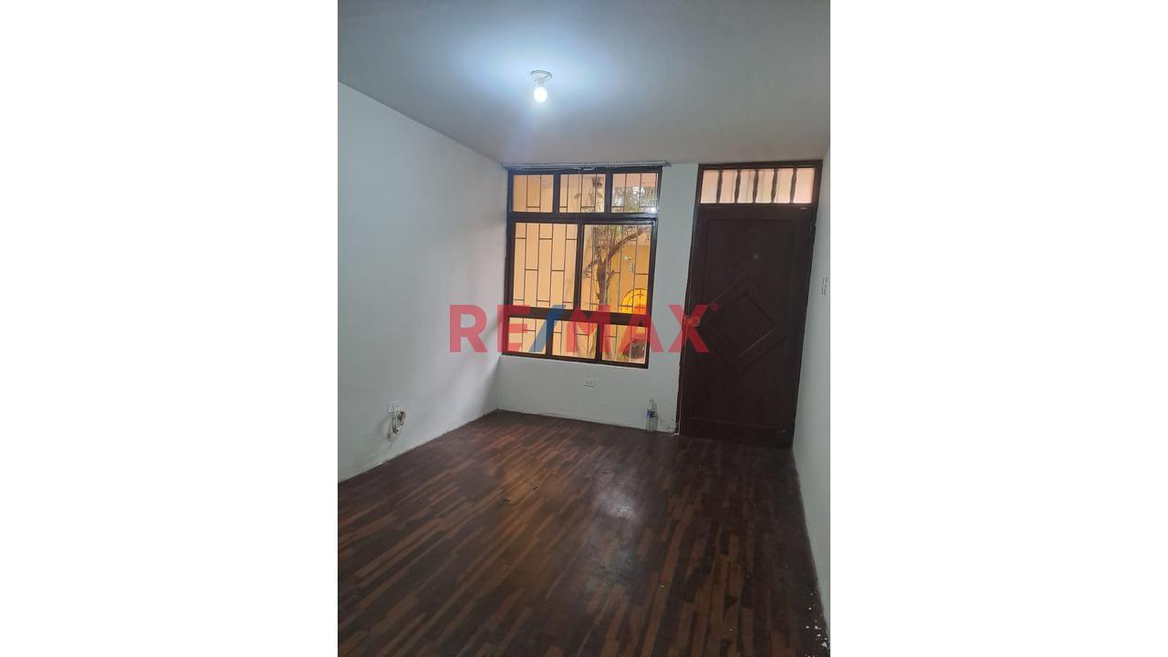 Se Vende Casa De  3 Pisos   A Espalda  De  Idat De La Av. Tomas Valle  Urb. San Amadeo De Garagay . — foto 4