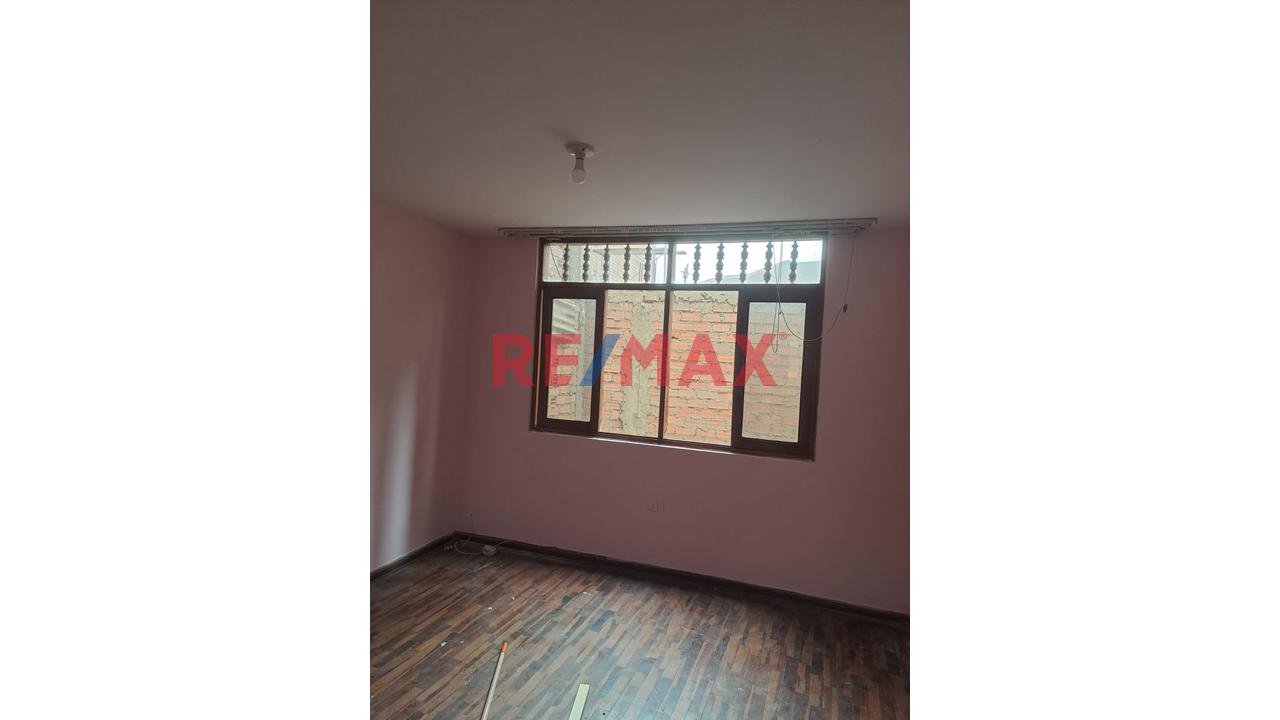 Se Vende Casa De  3 Pisos   A Espalda  De  Idat De La Av. Tomas Valle  Urb. San Amadeo De Garagay . — foto 7