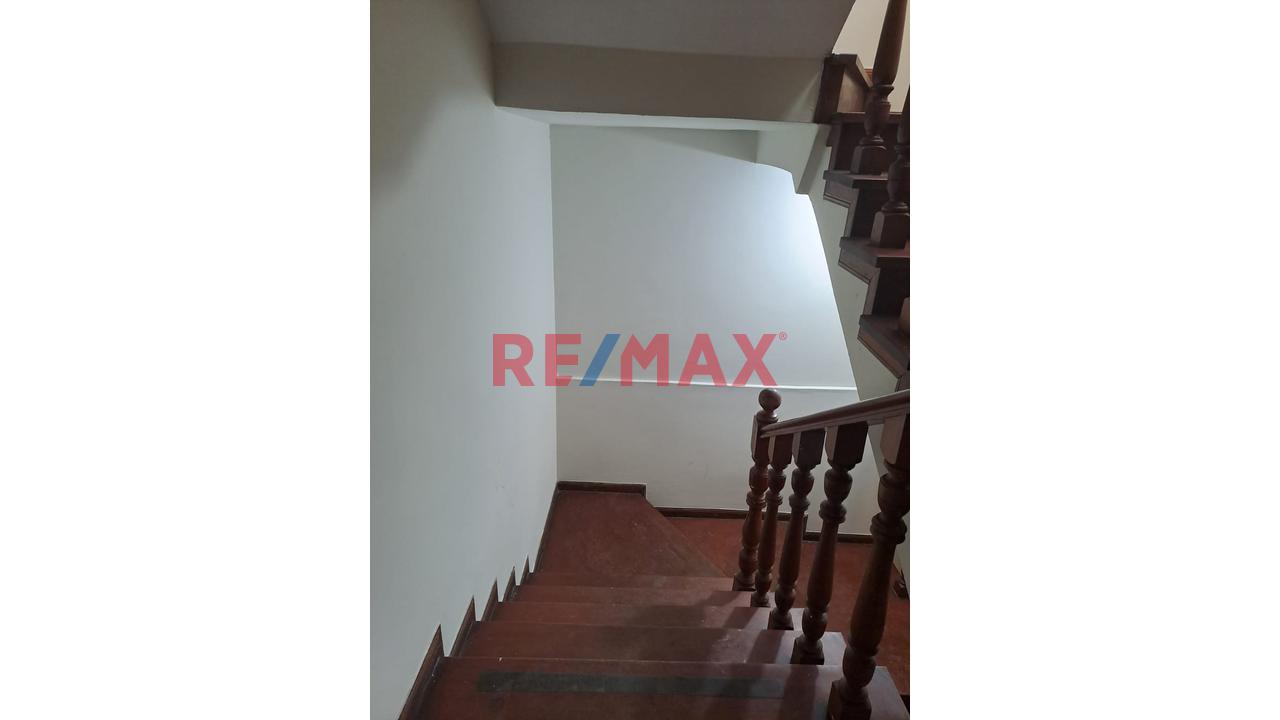 Se Vende Casa De  3 Pisos   A Espalda  De  Idat De La Av. Tomas Valle  Urb. San Amadeo De Garagay . — foto 5