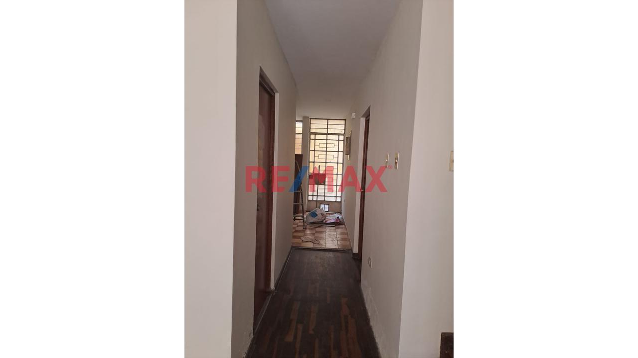 Se Vende Casa De  3 Pisos   A Espalda  De  Idat De La Av. Tomas Valle  Urb. San Amadeo De Garagay . — foto 6