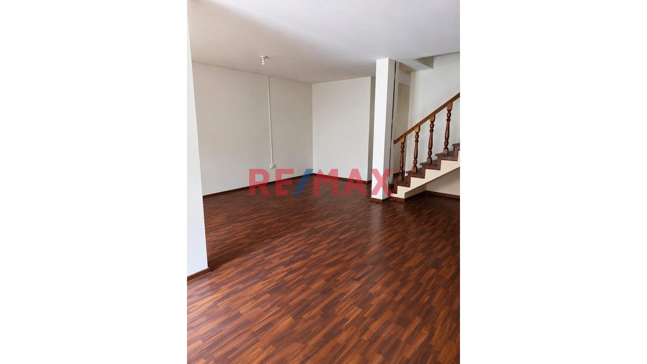 Se Vende Casa De 3 Pisos A Espalda De Idat De La Av. Tomas Valle Urb. San Amadeo De Garagay .