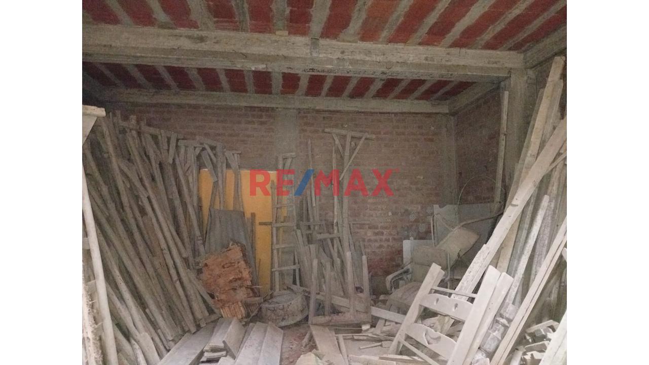 Casa En Venta Con Cochera Y Local - 15