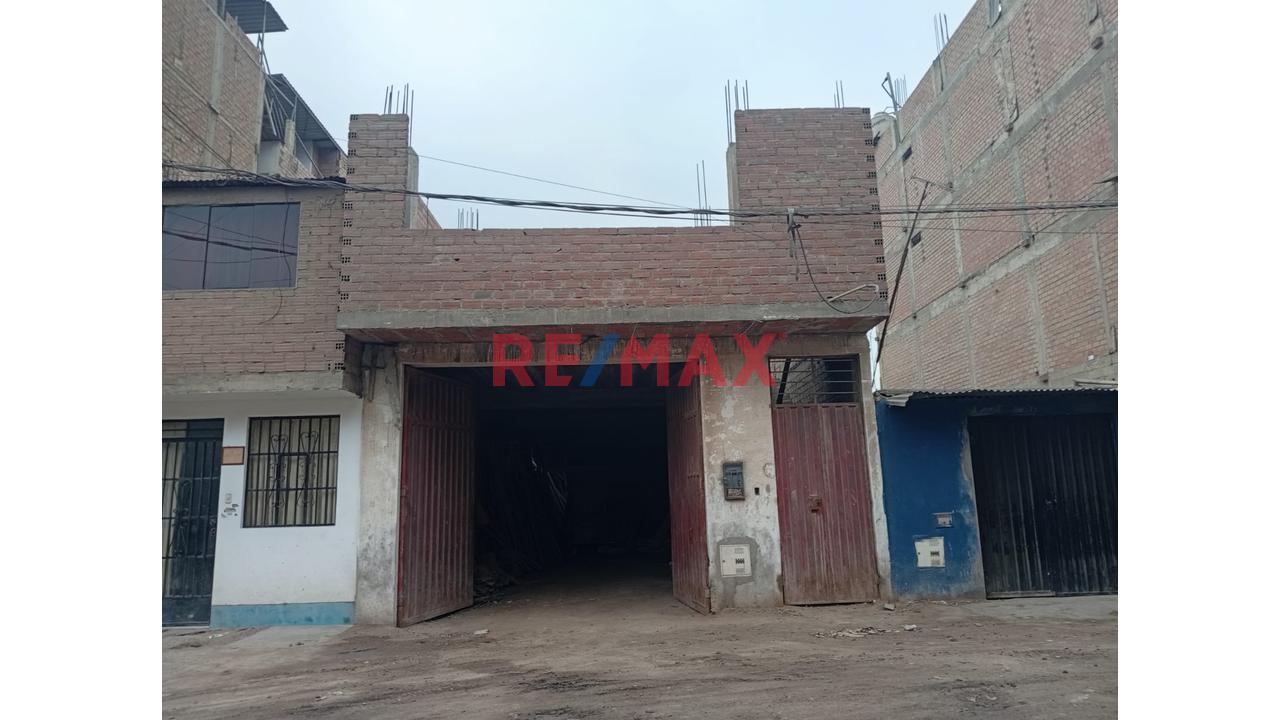 Casa En Venta Con Cochera Y Local - 1