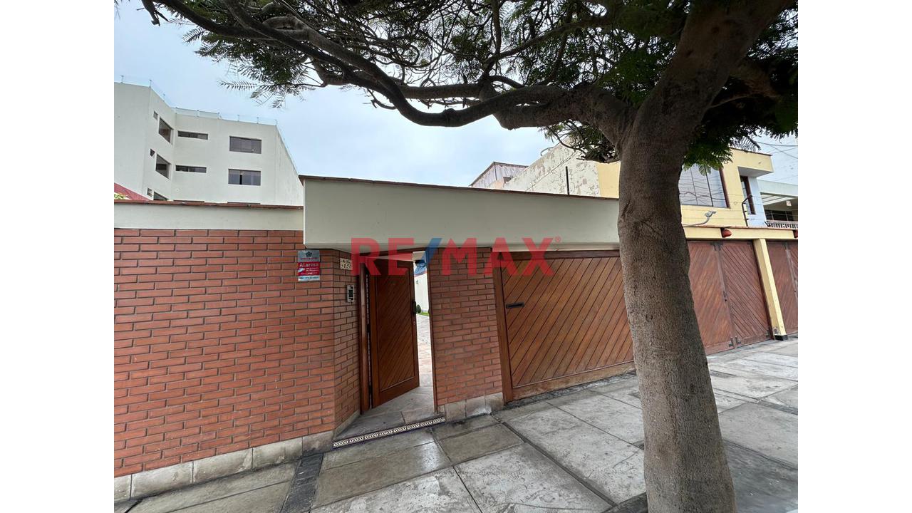Oportunidad Única !! Vendo Linda Casa En La Punta Con Dos Frente Y Una Hermosa Vista Desde La Playa Arenilla Hasta Chorrillos !! — foto 4