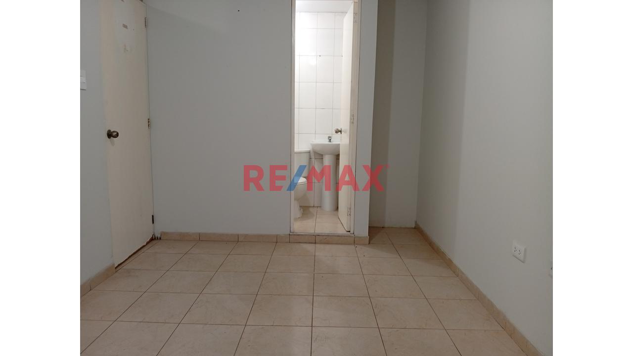 Precio Increible. Casa En Venta Con Tres Departamentos Amplios, Callao - 18