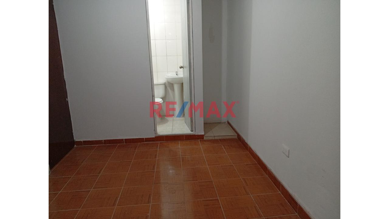 Precio Increible. Casa En Venta Con Tres Departamentos Amplios, Callao - 13