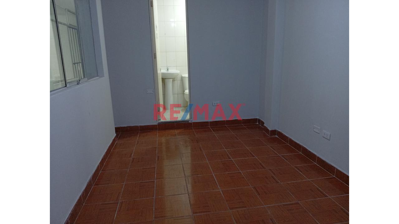 Precio Increible. Casa En Venta Con Tres Departamentos Amplios, Callao - 12