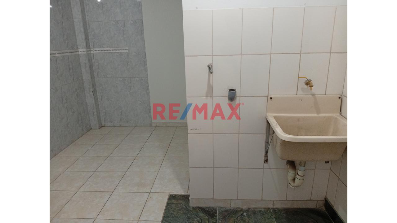 Precio Increible. Casa En Venta Con Tres Departamentos Amplios, Callao - 14