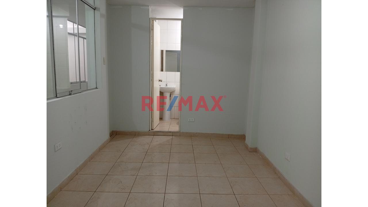 Precio Increible. Casa En Venta Con Tres Departamentos Amplios, Callao - 17